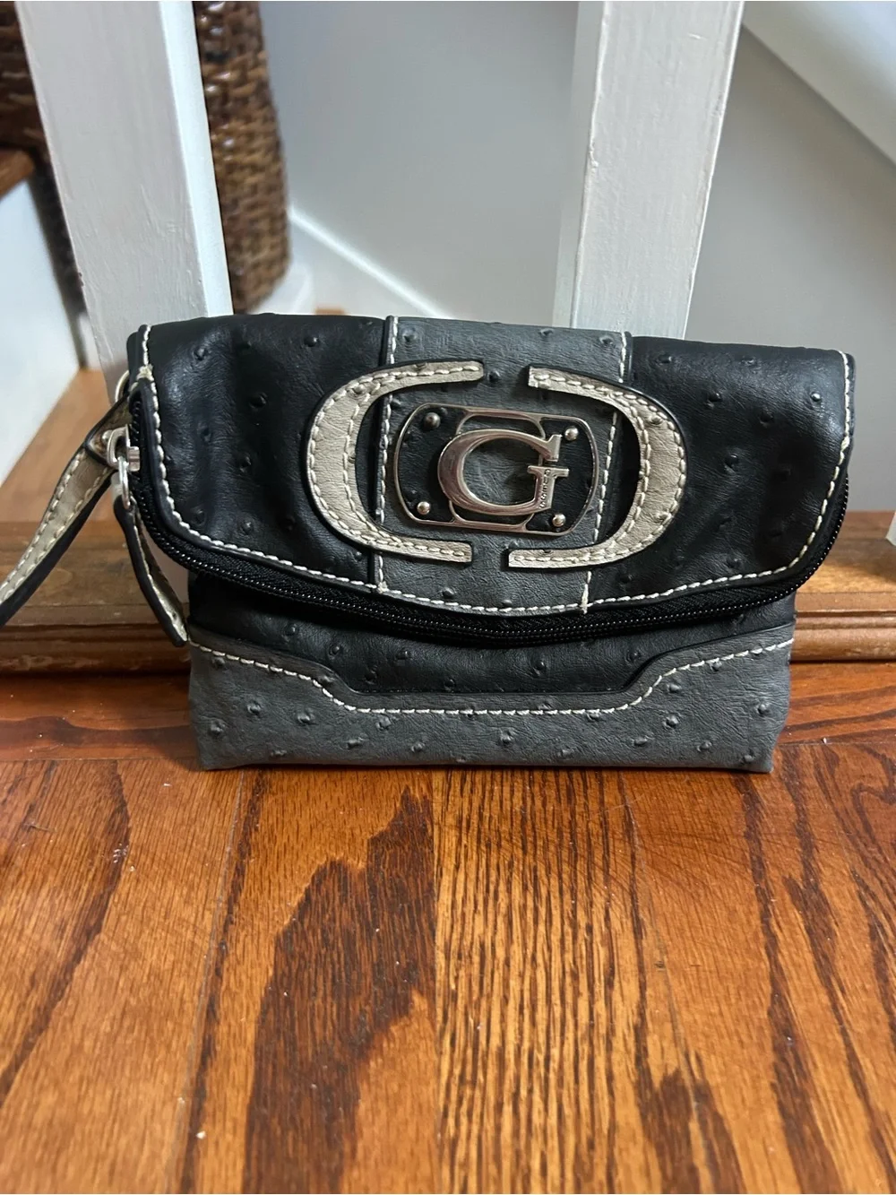 GUESS Black & Gray Faux Ostrich Wristlet Clutch Wallet Silver G Logo EUC